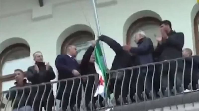 رفع العلم السوري الجديد