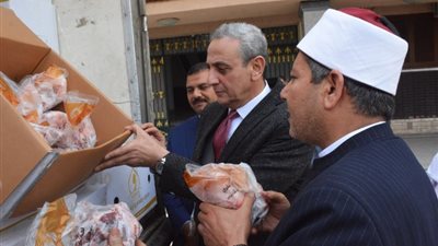 محافظ الغربية يشهد تسليم لحوم صكوك الإطعام لدعم الأسر الأولى بالرعاية