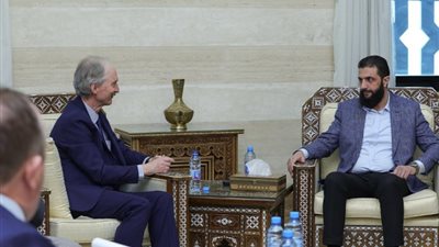 «الشرع» يعقد أولى المباحثات الدولية مع مبعوث الأمم المتحدة في سوريا
