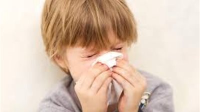 باستخدام المحلول الملحي، خطوات سهلة لتنظيف أنف طفلك وحمايته من الالتهاب الرئوي