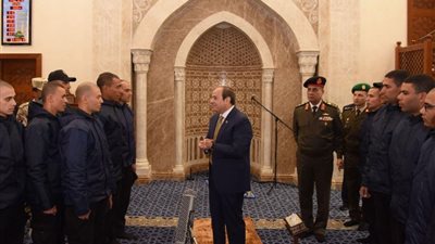 الرئيس السيسي يؤدي فريضة الصلاة مع طلبة الأكاديمية العسكرية (صور)