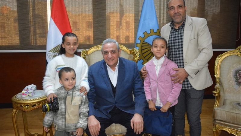 محافظ الغربية يستقبل الطفلة ميرنا وأسرتها