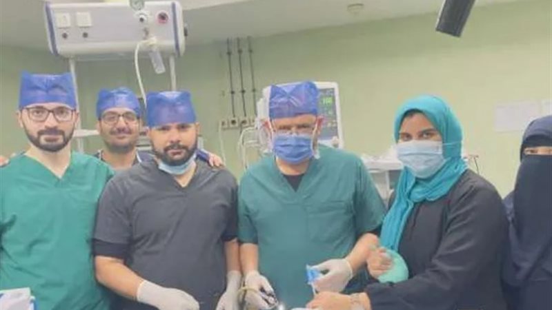 الفريق الطبي في إجراء عملية لإخراج دبوس طرحة من صدر طفلة
