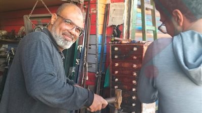ورثها عن أجداده، أقدم حداد بدمياط يصنع أدوات النجارة منذ 34 عامًا