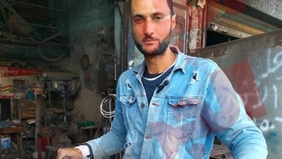«اتعلمت الصنعة من 20 سنة»، محمد أشهر فنان بيزخرف على الحديد في دمياط