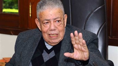 بعد دخوله للعناية المركزة، نقيب المهن السينمائية يتجاهل أسرة بشير الديك (خاص)
