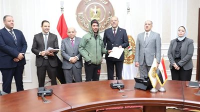 وزير العمل يُسلم عقود عمل لـ 25 شخصًا من ذوي الهمم
