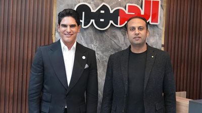 «أبو هشيمة» يزور موقع الجمهور ويشيد بتجربته الصحفية (صور)