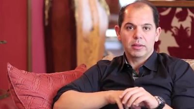 رامي إمام يروج لمسرحية 