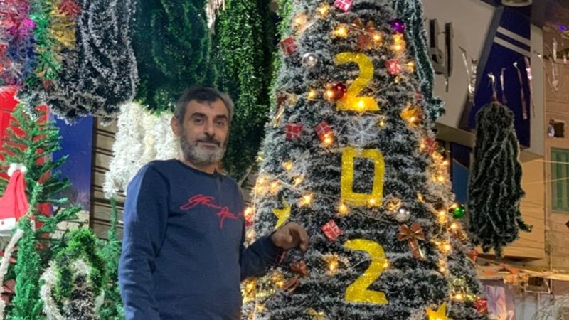 صورة رامي بجوار شجرة الكريسماس