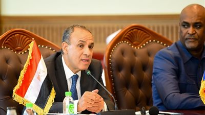 وزير الخارجية يبحث مع وزير البنية التحتية التشادي تنفيذ الطريق البري بين البلدين
