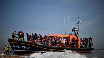 ما بين الصراعات السياسية والإنسانية، بريطانيا تسجل رقمًا قياسيًا في الهجرة غير الشرعية