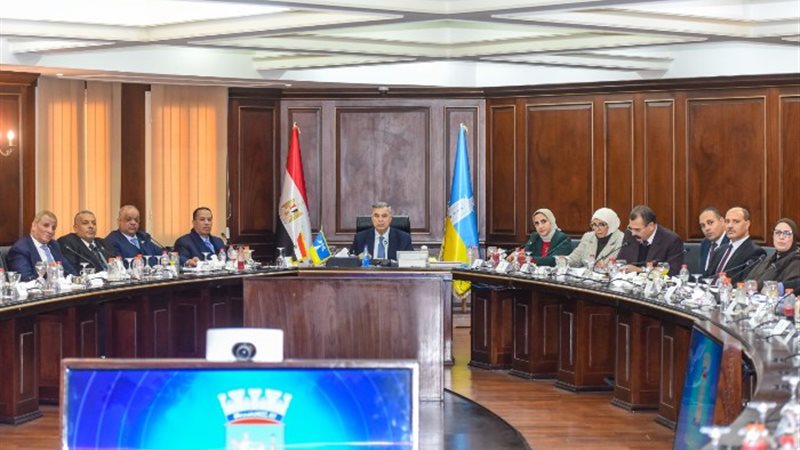 اجتماع محافظ الإسكندرية مع مديري المديريات ونواب البرلمان