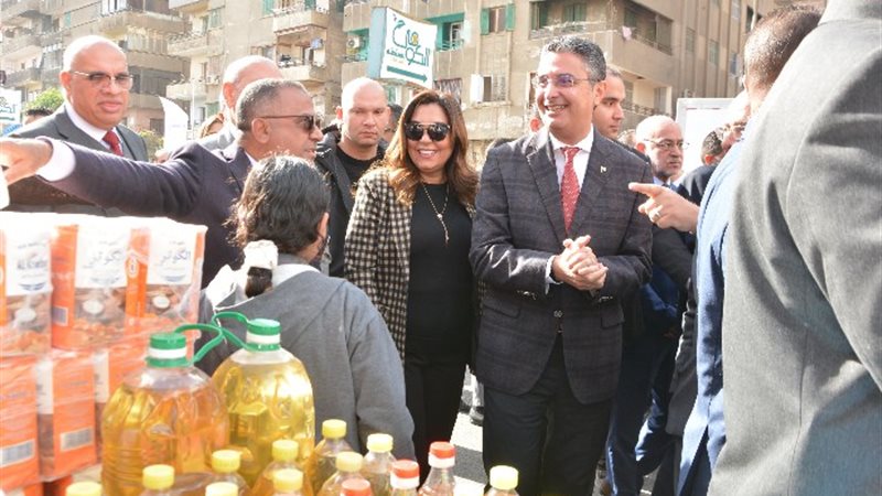 وزير التموين خلال الجولة