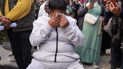 باكيًا، عبد الباسط حمودة ينعى أحمد عدوية قبل أداء صلاة الجنازة