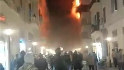 الأدلة الجنائية تعاين آثار حريق داخل شقة سكنية بشبرا الخيمة