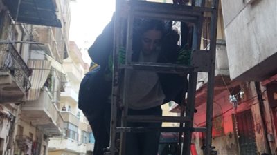 شاهد الحماية المدنية تنقذ أسرة من 3 أفراد بعد انهيار سلم منزلهم بالإسكندرية