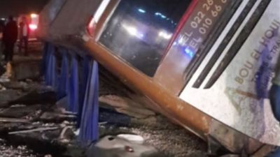 إصابة 34 شخصا جراء انقلاب أتوبيس سياحي على طريق السويس - القاهرة