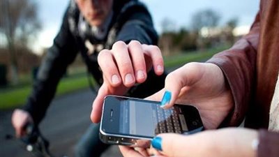 اليوم، محاكمة عاطلين بتهمة سرقة الهواتف بالدراجات النارية