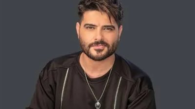 شاهد، ناصيف زيتون يجذب معجب من شعره أراد التقاط صوره معه