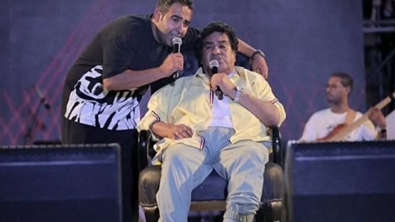 الفنان أحمد عدوية في أخر ظهور له بصحبة نجله