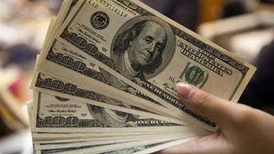 انخفاض مفاجئ في سعر الدولار بمنتصف تعاملات اليوم الخميس 2 يناير