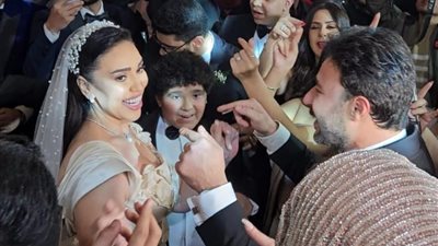 «مبسوطين لأمهم»، أبناء مي فاروق يرقصون معها في حفل زفافها (صور)