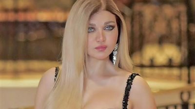 صورة مثيرة للجدل لياسمين الخطيب مع زوجها الخامس، ماذا وضعت على وجهه؟