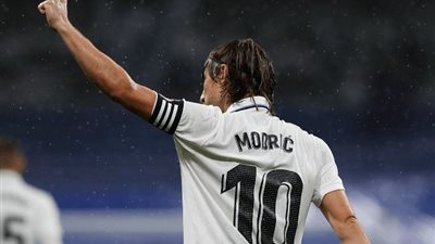 رغم طرد فينيسيوس، مودريتش يسجل التعادل لريال مدريد أمام فالنسيا (فيديو)