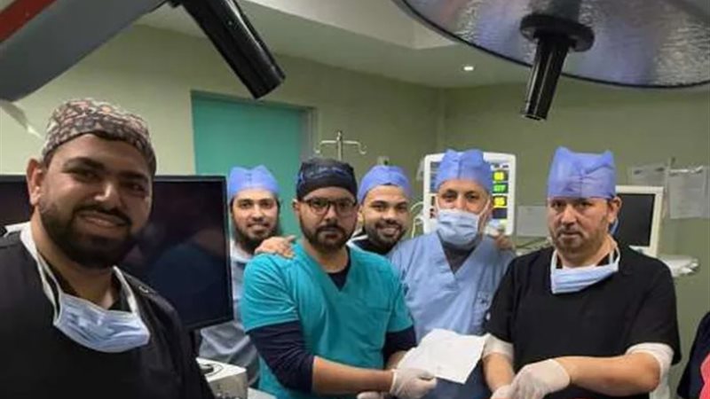الفريق الطبي الذي أجرى العملية للطفل