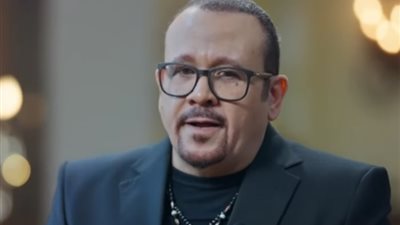 هشام عباس يوضح أسباب اعتذاره عن مشروع «100 سنة غنا» (خاص)