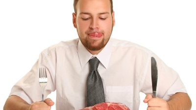 تفسير حلم أكل اللحمة النيئة في المنام ودلالاته على الرائي