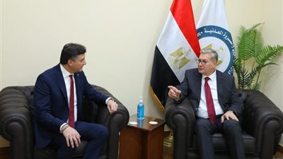 «البترول» تتوسع في تنمية حقلي ظهر ونرجس، وطفرة في منطقة امتياز «نور»