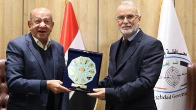 محافظ بغداد يكرم لطفي لبيب بدرع الإبداع