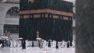 تحذيرات من السفر، تساقط أمطار غزيرة على المعتمرين في مكة المكرمة