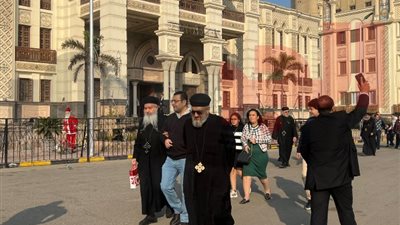 توافد مكثف للأقباط على الكاتدرائية المرقسية بالعباسية للتهنئة بعيد الميلاد المجيد