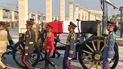 ملفوفًا في علم مصر، أداء صلاة الجنازة على جثمان الفريق جلال الهريدي