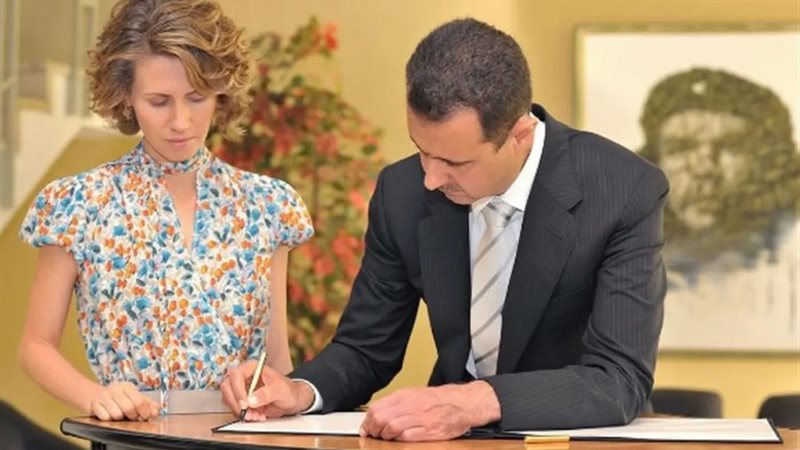 الرئيس السوري السابق بشار الأسد وزوجته أسماء الأسد