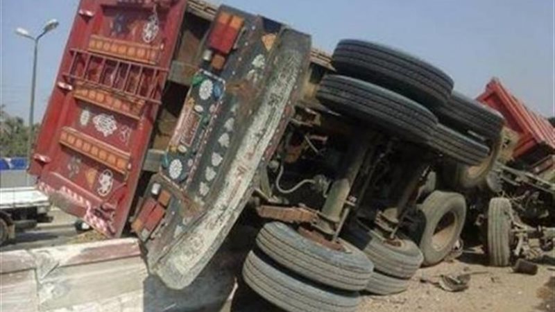 انقلاب سيارة نقل مقطورة -أرشيفية