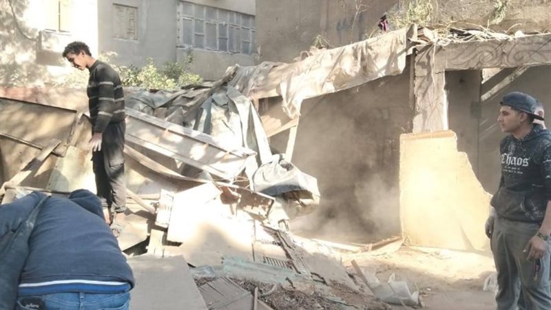 إزالة بعض الغرف والأكشاك المخالفة المقامة بالطريق العام بال
