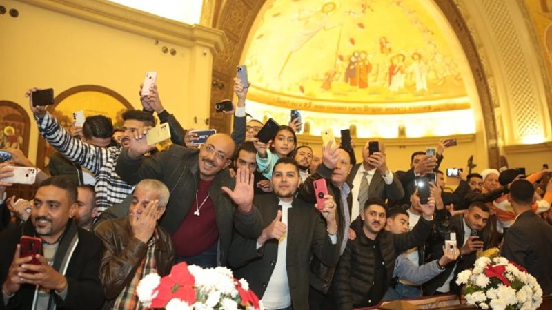 المصلين من كاتدرائية ميلاد المسيح