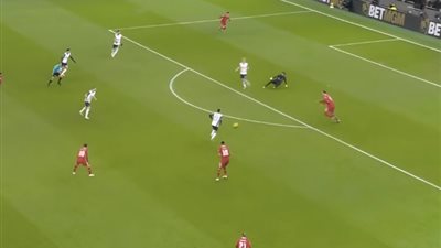 أليسون ينجو، لاعب توتنهام يهدر هدفًا والمرمى خالٍ ( فيديو)