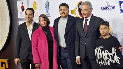 على الريد كاربت، محمود حميدة وأسرته في أول أيام فعاليات مهرجان الأقصر