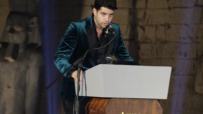 تسلمه طارق الإبياري، أسرة نور الشريف تغيب عن تكريمه بمهرجان الأقصر للسينما