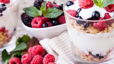 لن تتخيل النتيجة، ماذا يحدث لجسمك عند تناول ثمرة فاكهة على الريق؟