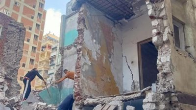 لحماية الأرواح، إزالة عقار داهم الخطورة في كرموز بالإسكندرية