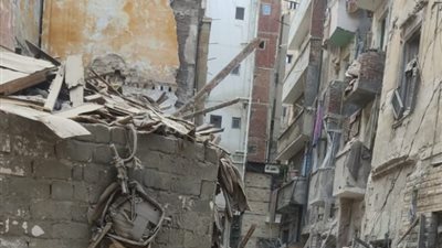 العناية الإلهية تنقذ أسرة كاملة من تحت أنقاض منزل منهار في أسوان