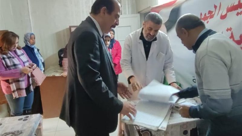 الدكتور عمرو قنديل، نائب وزير الصحة والسكان أثناء الجولة بم
