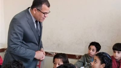 إحالة معلمة وطالبة إلى التحقيق لاستخدامهن التليفون المحمول فى تصوير أوراق الامتحان