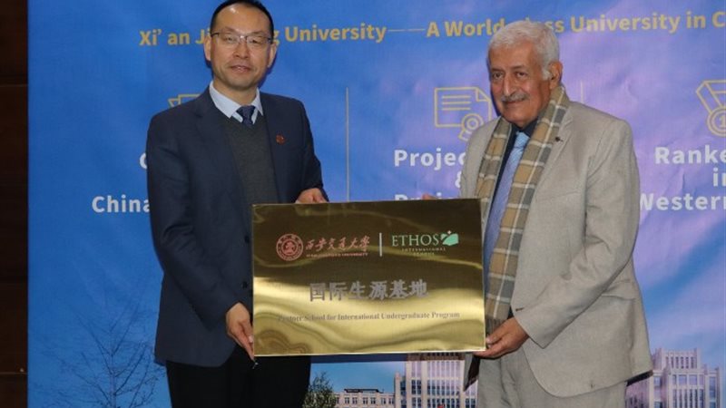 وفداً من بعض الجامعات الصينية